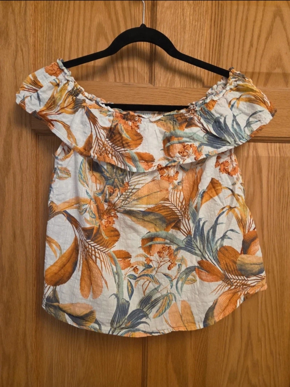 Women- Off-Shoulder Ruffle Top - Picture 2 of 3